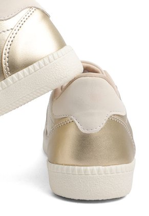 TENIS DORADO CON APLIQUES BLANCOS PARIS