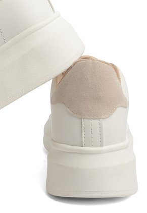 TENIS BLANCOS CON CHULO BEIGE CAROL