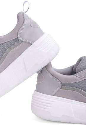 TENIS GRISES CON SUELA BLANCA/TRANSPARENTE ZARAH