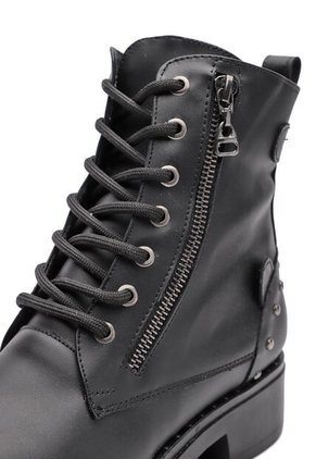 BOTA NEGRA CON TACHES BULLTERRIER CAROLINE