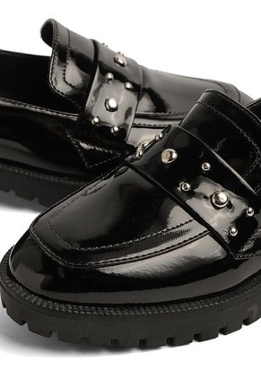 ZAPATO NEGRO CHAROL CON TACHES AMINA