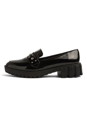 ZAPATO NEGRO CHAROL CON TACHES AMINA