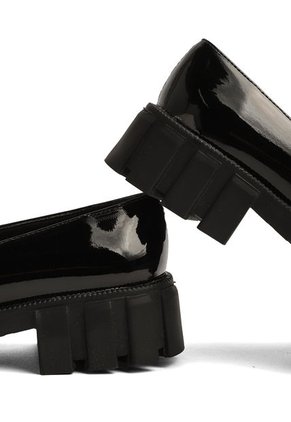 ZAPATO NEGRO CHAROL CON TACHES AMINA