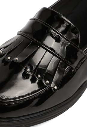 ZAPATO NEGRO CHAROL CON FLECOS DIANE