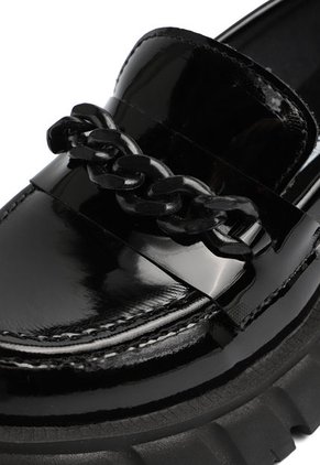 MOCASIN NEGRO CHAROL CON HERRAHE NEGRO MIA