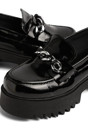 MOCASIN NEGRO CHAROL CON HERRAJE COMBINADO TEFFA