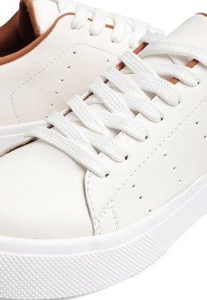 TENIS BLANCOS CON CHULO MIEL ONE SMITH