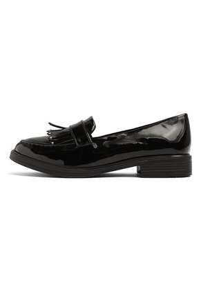 ZAPATO NEGRO CHAROL CON FLECOS DIANE
