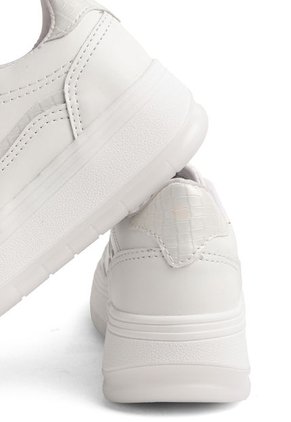 TENIS BLANCOS CON APLIQUES BEIGES KYLIE