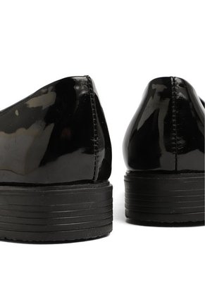 ZAPATO NEGRO CHAROL CON FLECOS DIANE