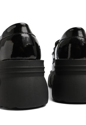 MOCASIN NEGRO CHAROL CON HERRAHE NEGRO MIA