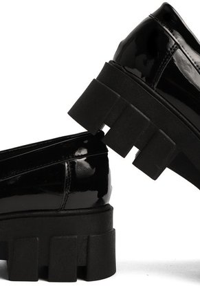 MOCASIN NEGRO CHAROL CON HERRAJE COMBINADO TEFFA