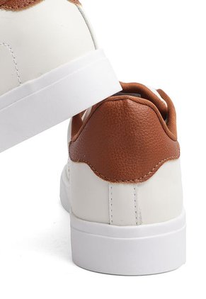 TENIS BLANCOS CON CHULO MIEL ONE SMITH