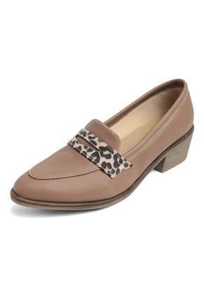 ZAPATO AVELLANA CON ANIMAL PRINT BARBARA
