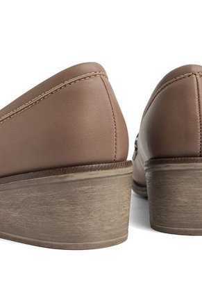 ZAPATO AVELLANA CON ANIMAL PRINT BARBARA