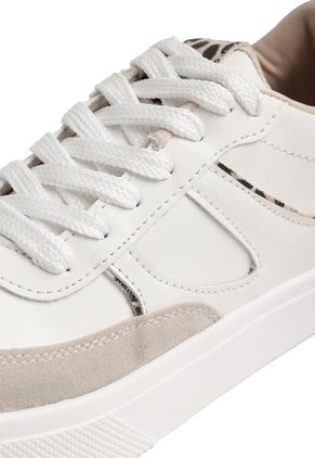 TENIS BLANCOS CON ANIMAL PRINT Y SUELA BLANCA LIZZIE