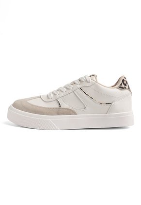 TENIS BLANCOS CON ANIMAL PRINT Y SUELA BLANCA LIZZIE
