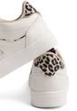 TENIS BLANCOS CON ANIMAL PRINT Y SUELA BLANCA LIZZIE de BULL TERRIER