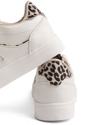 TENIS BLANCOS CON ANIMAL PRINT Y SUELA BLANCA LIZZIE