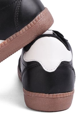 TENIS NEGROS CON APLIQUES BLANCOS PARIS