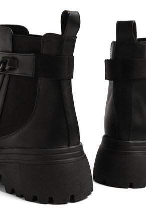 BOTIN NEGRO CON RESORTE Y HERRAJE TIFFANY