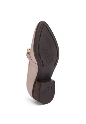 ZAPATO ARENA CON HERRAJE FABIANA