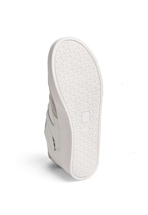 TENIS BLANCOS CON ANIMAL PRINT Y SUELA BLANCA LIZZIE