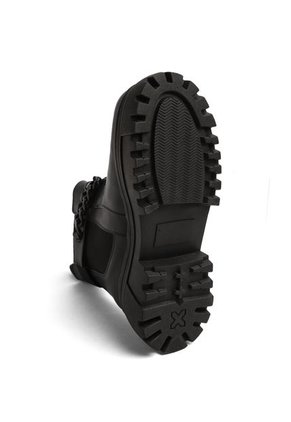 BOTIN NEGRO CON RESORTE Y HERRAJE TIFFANY