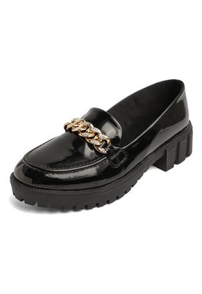 ZAPATO NEGRO CHAROL CON HERRAJE DORADO CYEL