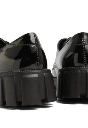 ZAPATO NEGRO CHAROL DE AMARRAR CITLALY