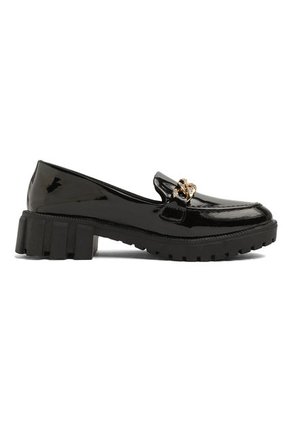 ZAPATO NEGRO CHAROL CON HERRAJE DORADO CYEL