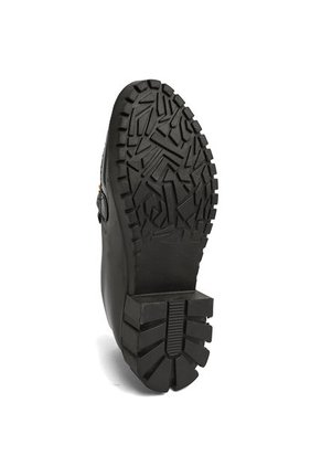 ZAPATO NEGRO CHAROL CON HERRAJE DORADO CYEL