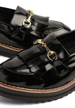 MOCASIN NEGRO CHAROL CON HERRAJE BRIELLEE