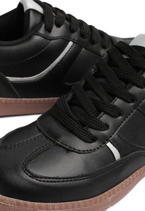 TENIS NEGROS CON APLIQUES PLATA LIZZIE