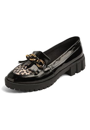 ZAPATO NEGRO CHAROL CON ANIMAL PRINT Y HERRAJE COMBINADO CORANNY