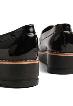 MOCASIN NEGRO CHAROL CON HERRAJE BRIELLEE