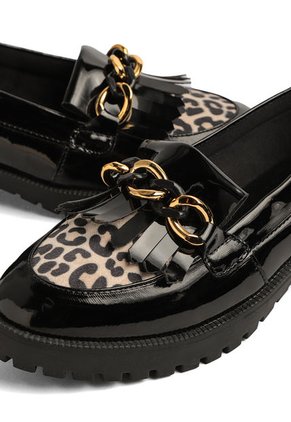 ZAPATO NEGRO CHAROL CON ANIMAL PRINT Y HERRAJE COMBINADO CORANNY