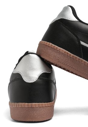 TENIS NEGROS CON APLIQUES PLATA LIZZIE