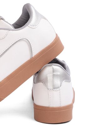 TENIS BLANCOS CON GRIS Y PLATEADO JESSIE