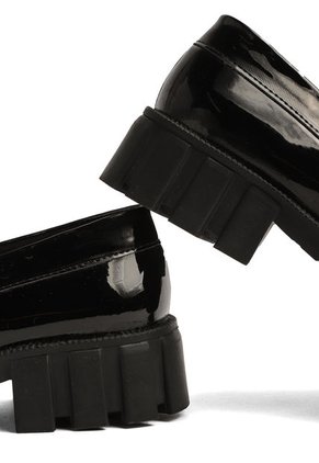 ZAPATO NEGRO CHAROL CON ANIMAL PRINT Y HERRAJE COMBINADO CORANNY