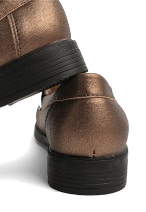 ZAPATO BRONCE CON ANIMAL PRINT CAIHER