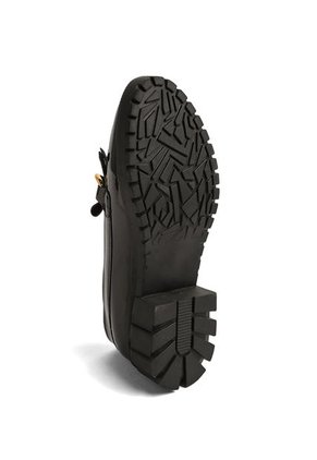 ZAPATO NEGRO CHAROL CON ANIMAL PRINT Y HERRAJE COMBINADO CORANNY