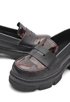 MOCASIN NEGRO CON CHAROL ANIMAL PRINT BULLTERRIER DALIS