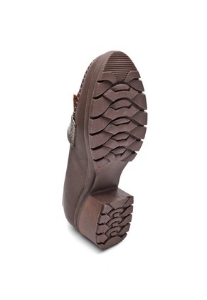 ZAPATO CAFE CON FLECOS BULLTERRIER DIANAM