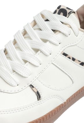TENIS BLANCOS CON APLIQUES ANIMAL PRINT LIZZIE