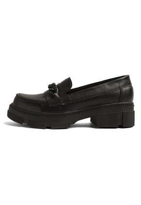 MOCASIN NEGRO CON HERRAJE NEGRO BRIGITTE