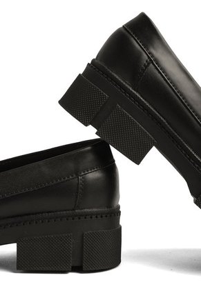 MOCASIN NEGRO CON HERRAJE NEGRO BRIGITTE