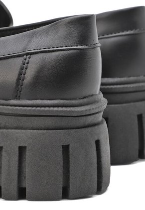 DARCI BULL TERRIER NEGRO CON HEBILLA