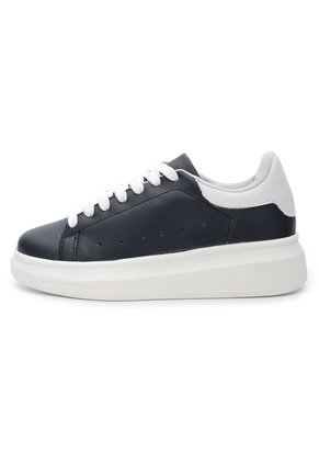 DEPORTIVO AZUL CON APLIQUE BLANCO CAROL