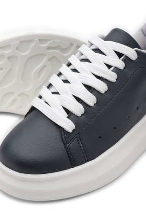 DEPORTIVO AZUL CON APLIQUE BLANCO CAROL